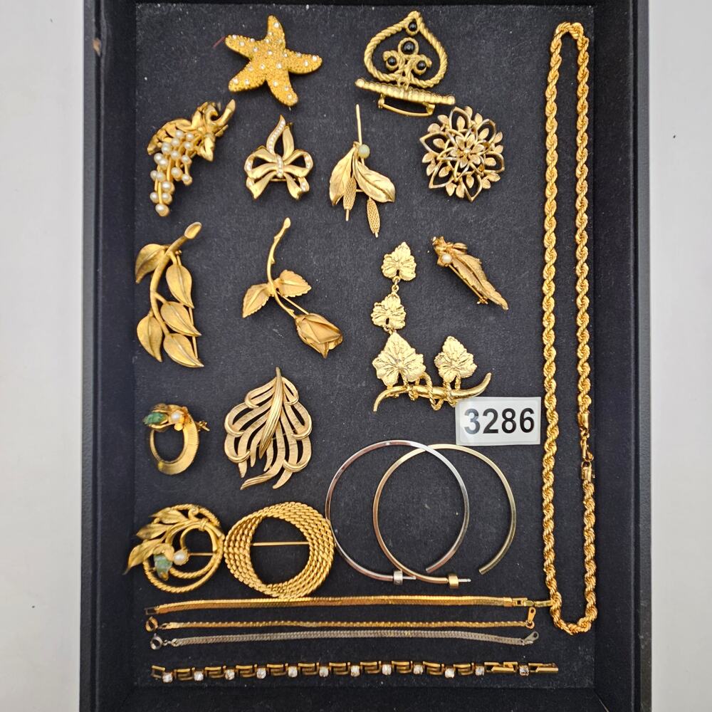 VINTAGE SIGNED GOLD TONE COSTUME JEWELRY LOT BROOCHES NECKLACES BRACELETS